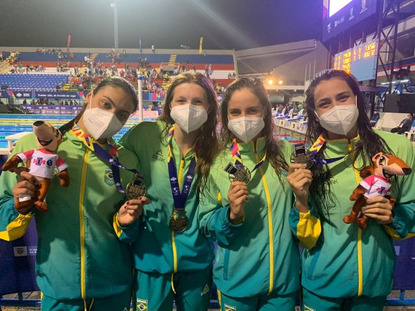 Invicto nos revezamentos, Brasil conquista mais quatro ouros e lidera quadro de medalhas da Natação no Pan Jr